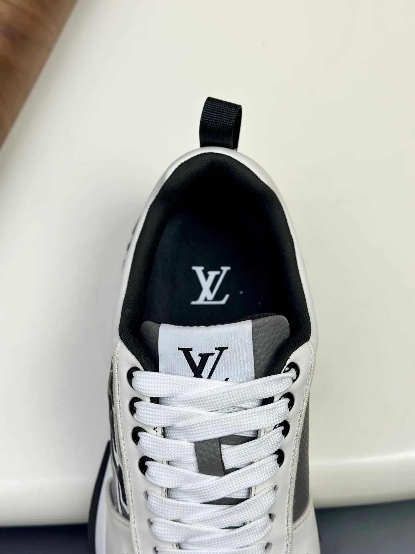 [L Family] Top P: 840💰 Size: 39-44 (38.45 can be customized) Lujia new color matching men's 🧍‍♂️trainer sneakers, this LV Trainer sneaker is made of soft grained calfskin, showing pure colors, the brand was born in 1854, the designer's handwritten brand logo is embellished on one side, virgil Designed by abloh himself, it is a very commemorative sneaker, the new LV Louis Vuitton trainer sneaker low casual sports culture versatile basketball shoes